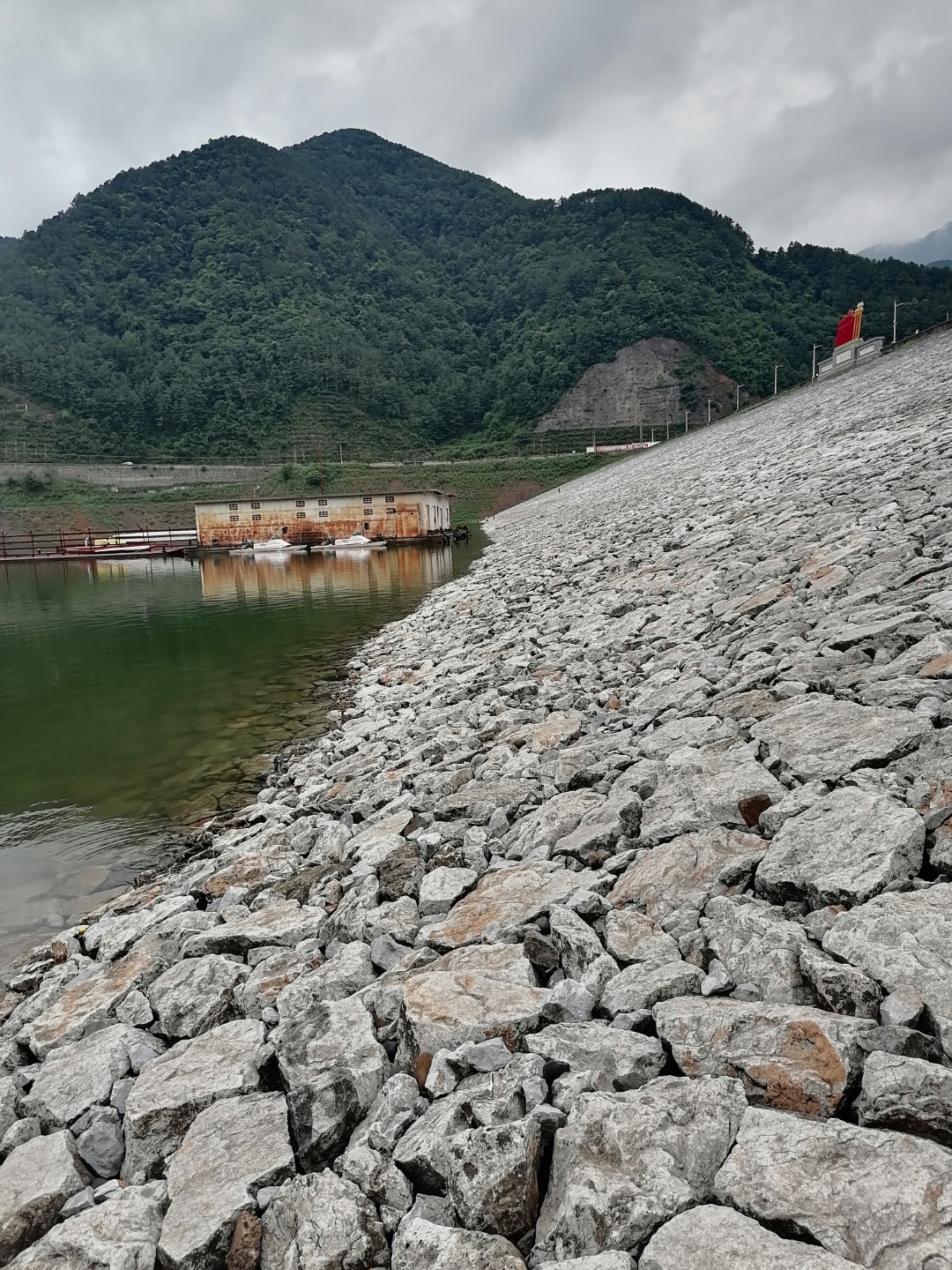 走乌蒙:2022年7月,云南会泽县,毛家村水库.世界第二,亚洲第一土坝