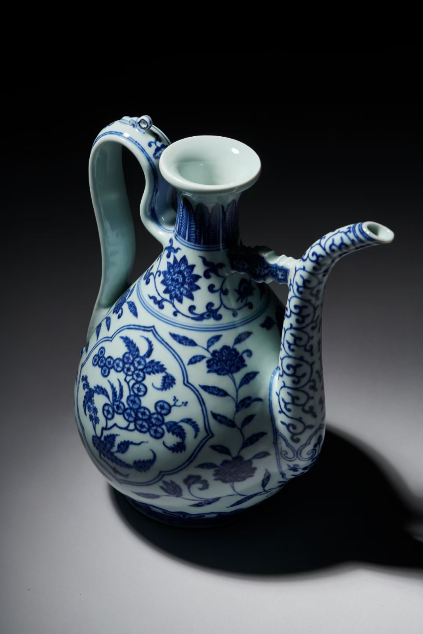 清乾隆 青花玉壶春执壶,高2.5cm. 67成交价:2127500元