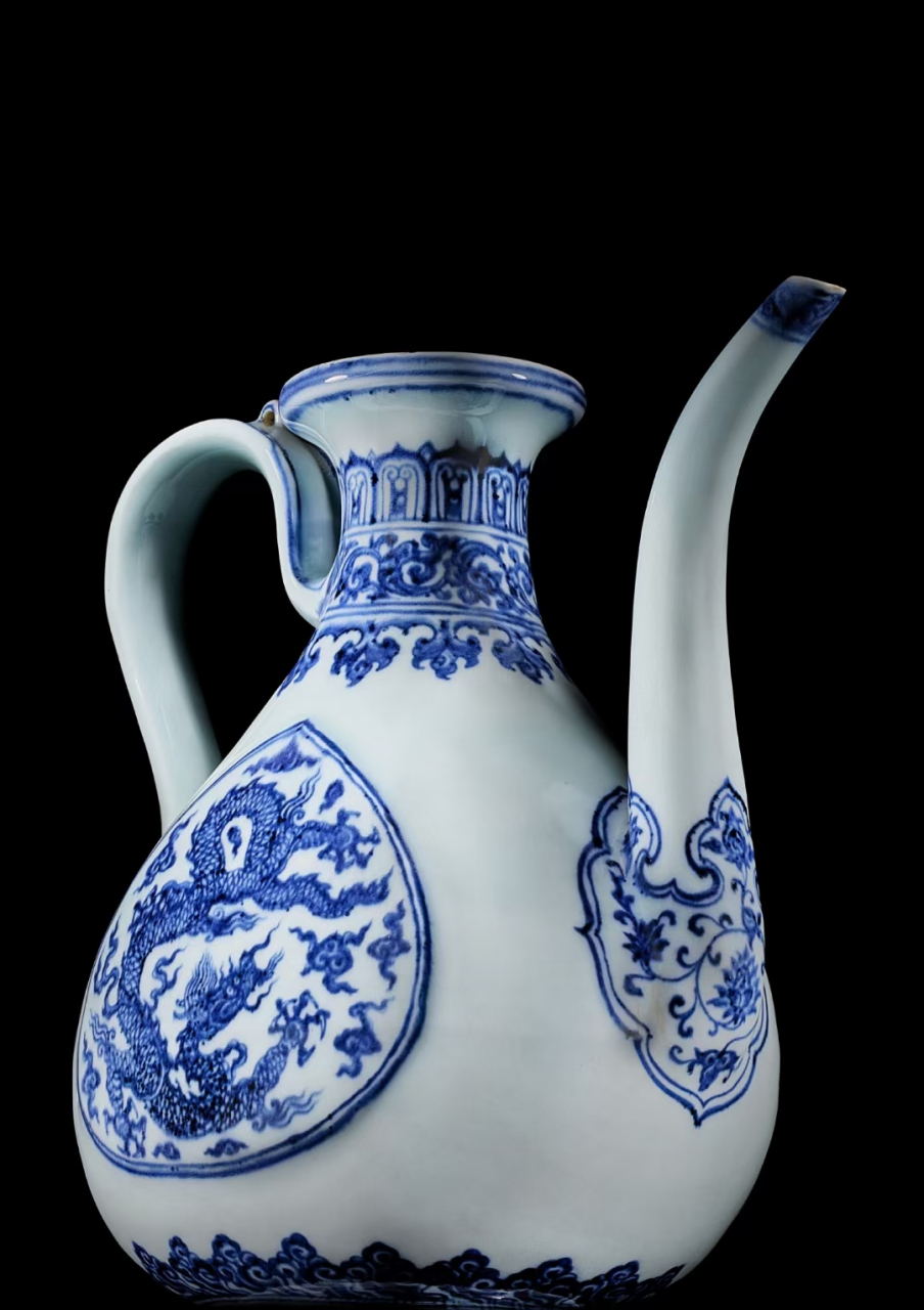 9500万元成交的"明永乐 御制青花五爪云龙纹执壶,高22.