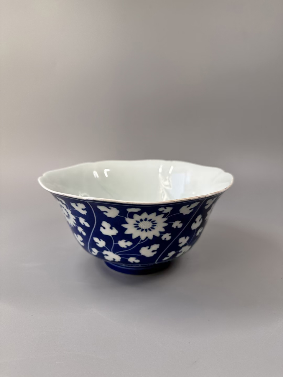 清雍正 洒蓝釉留白折枝菊花纹花口碗,直径19.2cm,非常漂亮的一个小碗.