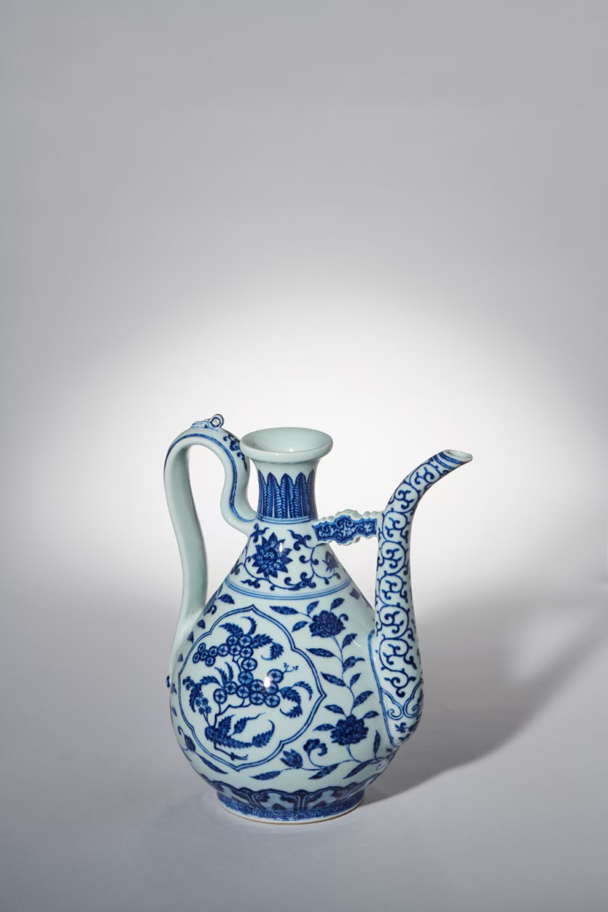 清乾隆 青花玉壶春执壶,高2.5cm. 67成交价:2127500元