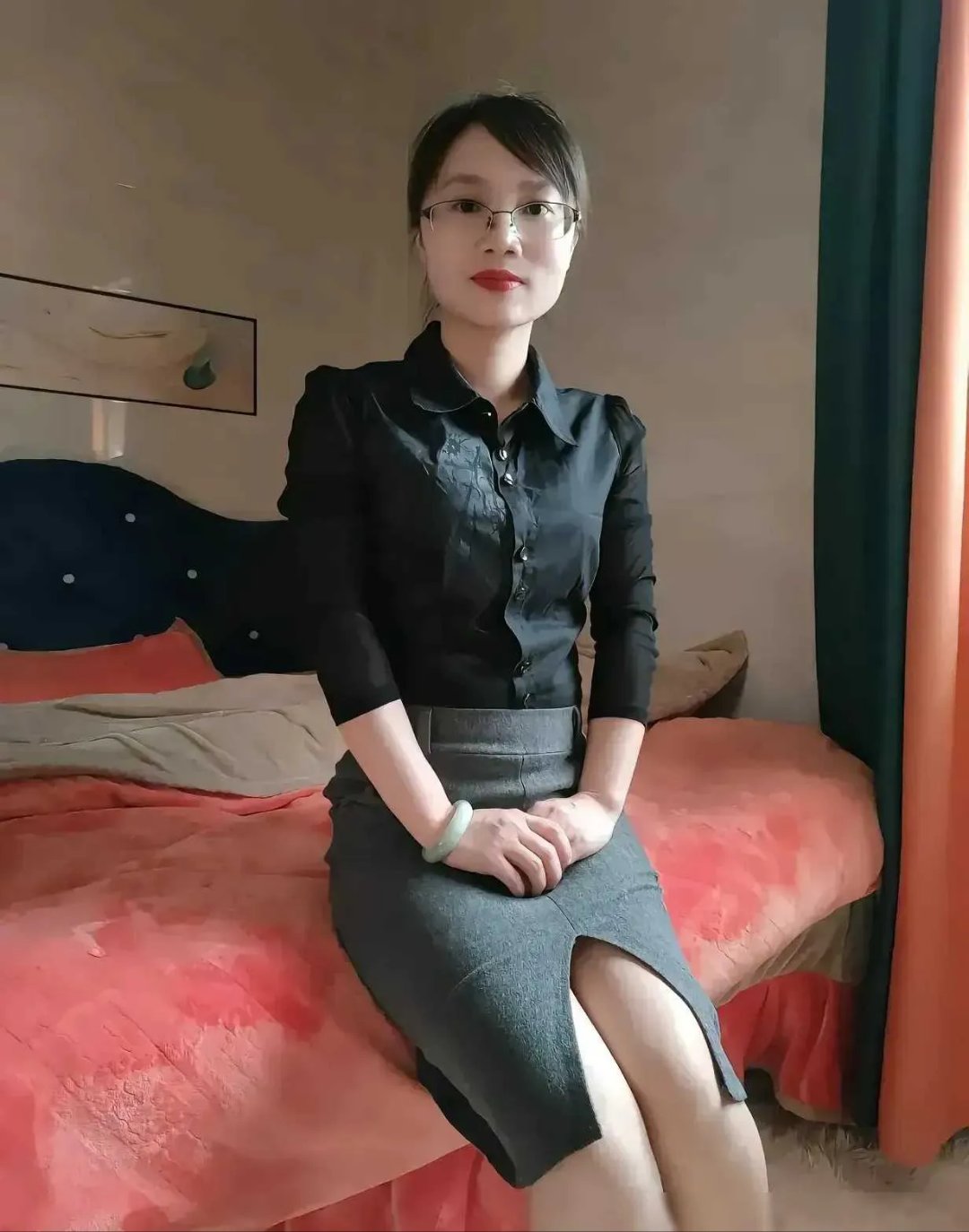 等孩子睡着后,他过来找我,可能是想谈一些关于孩子的事情