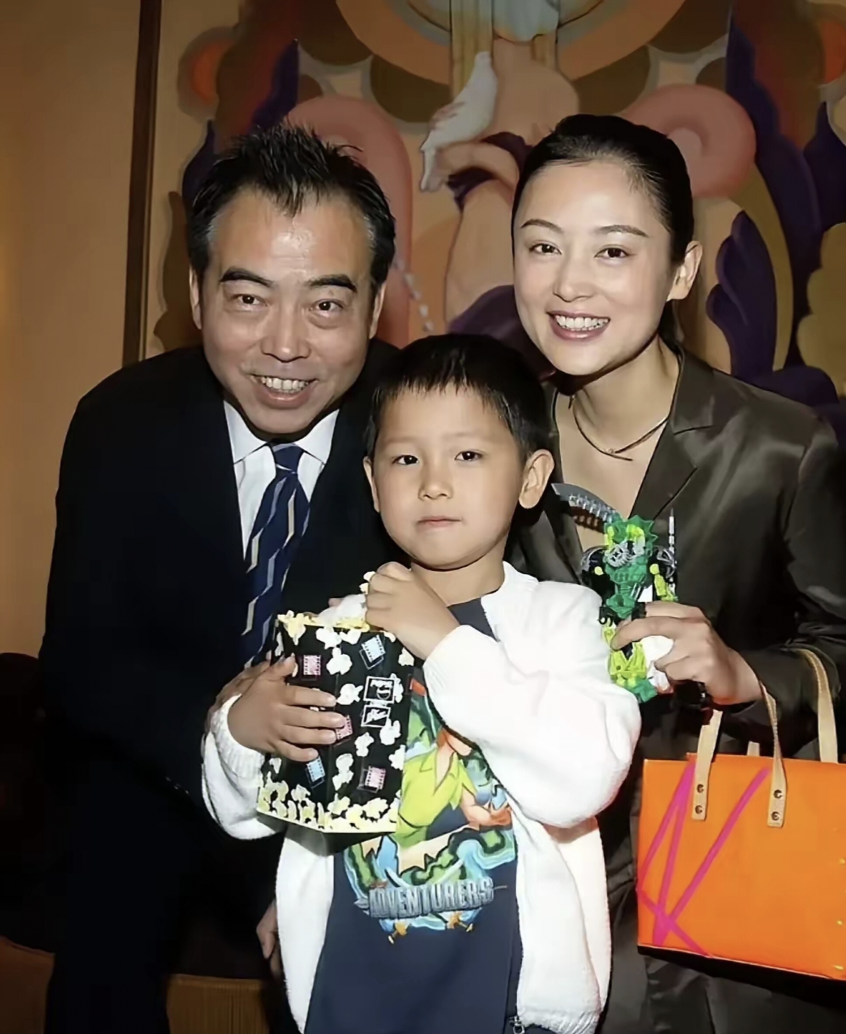 而洪晃作为陈凯歌的前妻在陈凯歌与倪萍同居的时候他们还尚未