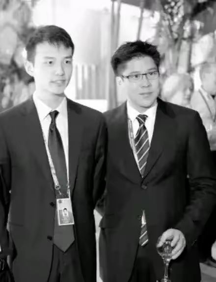 说句实话,论气质,霍震霆的儿子霍启刚还真的比不上霍震寰的儿子霍启文
