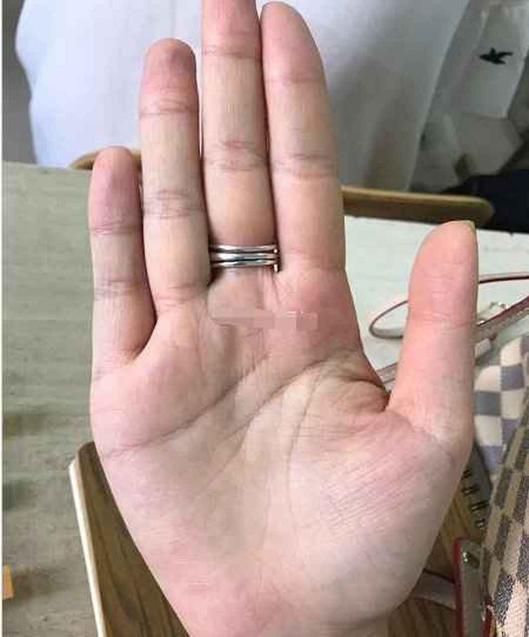 掌不厚不薄,财运一般,好在金星丘生有暗财纹,对财运会有所提升,只是你