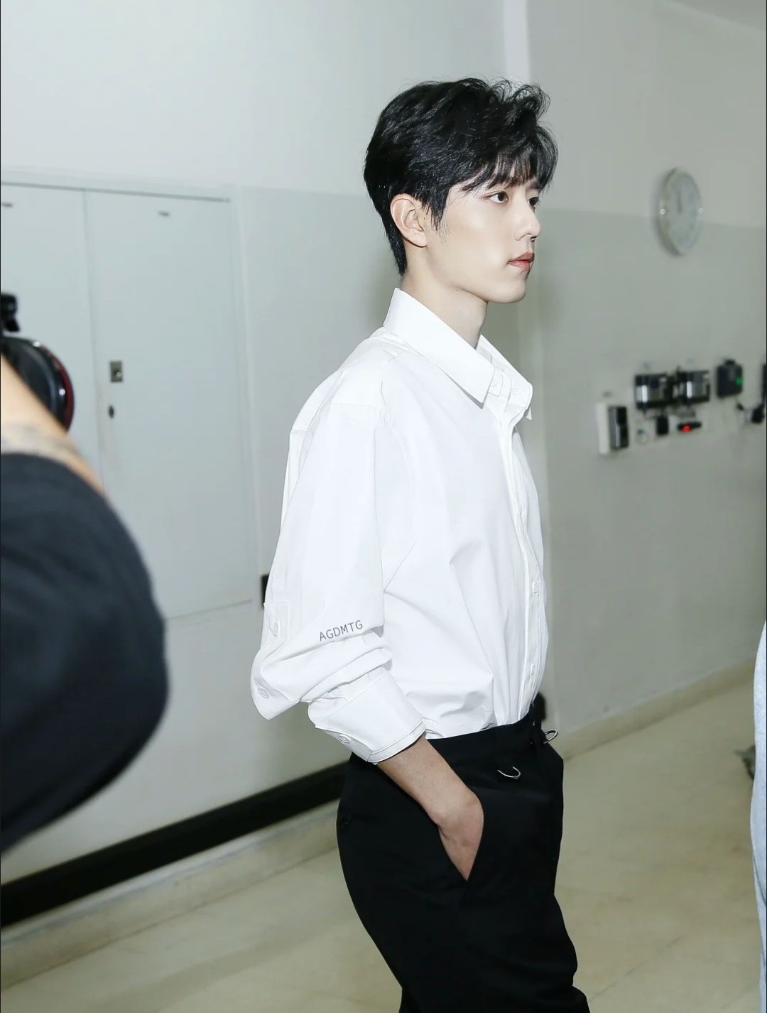 好帅气的两张图,白衬衫清新干净,俊美无暇