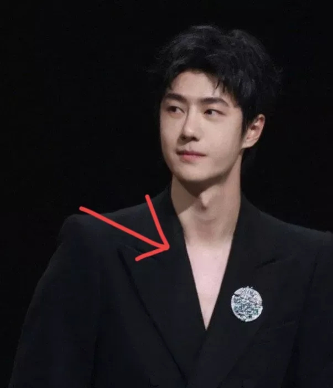 笑不活了,王一博晒分层了, 脖子和胸膛肤色差好明显,平时素颜就算了