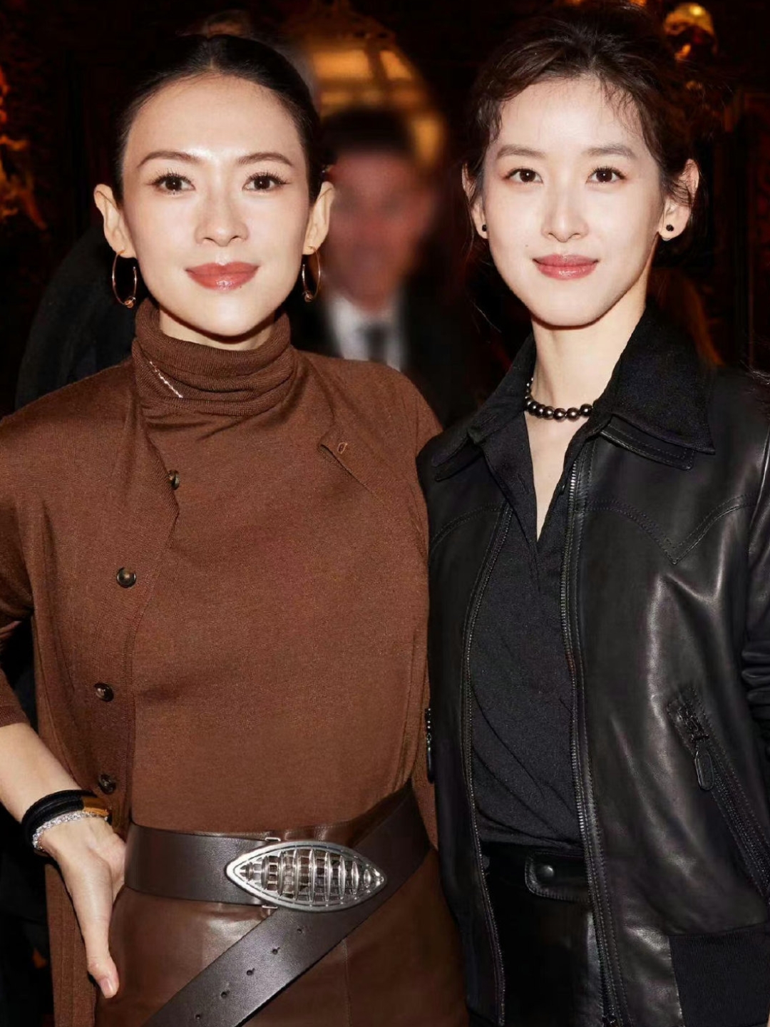 章泽天与章子怡同框合照,15岁的年龄差真的一点也看不出来,国际章气场