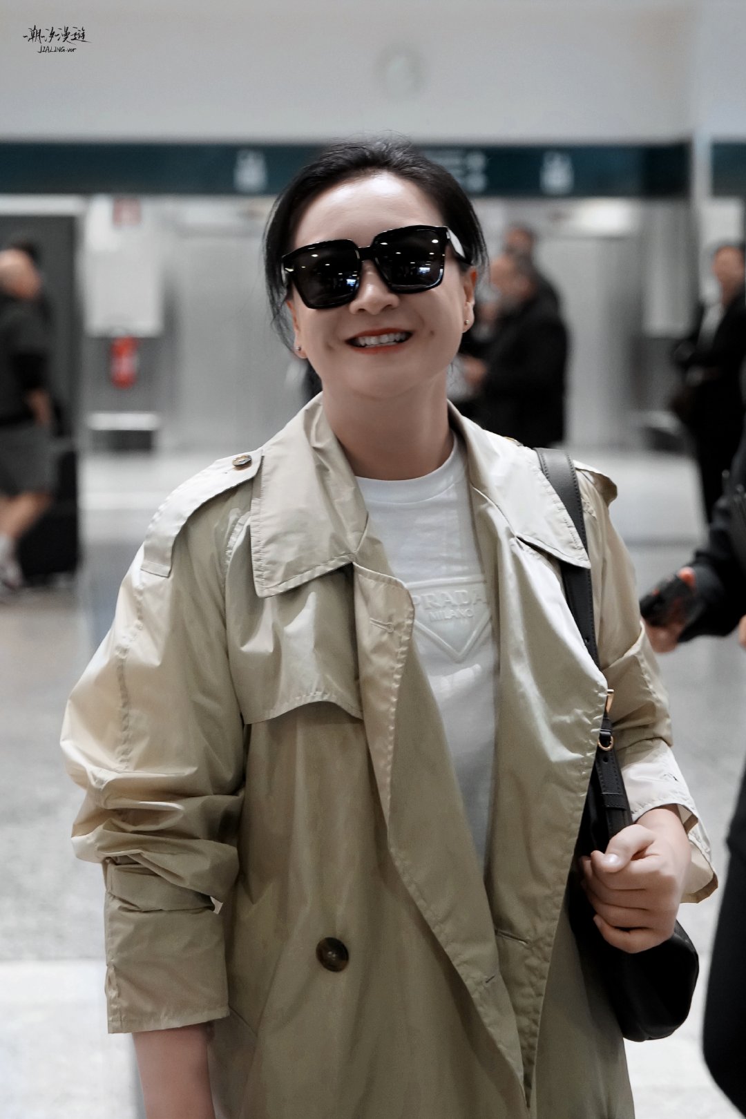 瘦了之后穿衣服就是好看 贾玲现在一笑真的是自信感爆棚,贾导范儿