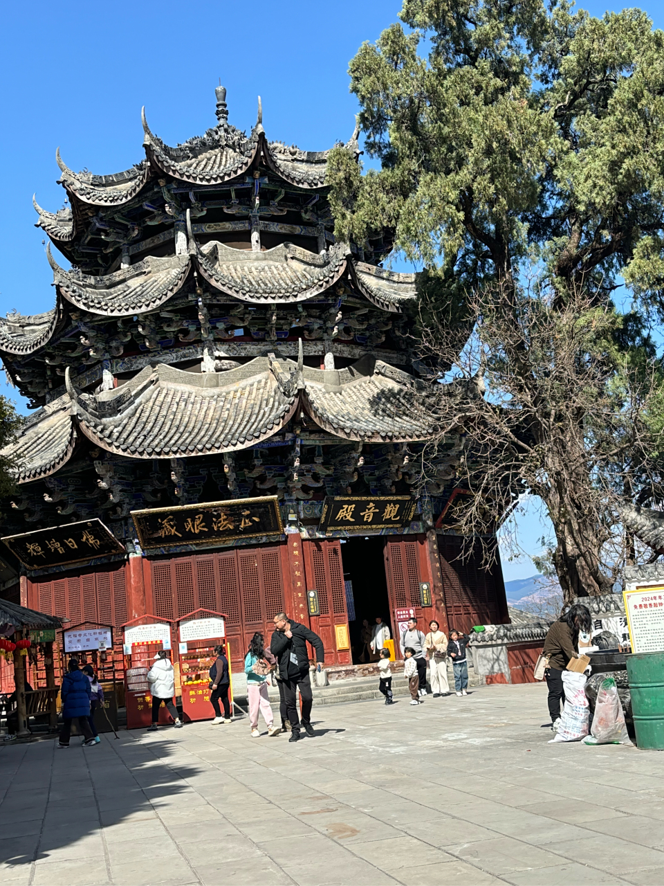 一家人爬四川梁山州庐山,参观电影博物馆.西昌的旅游业越来越成熟了