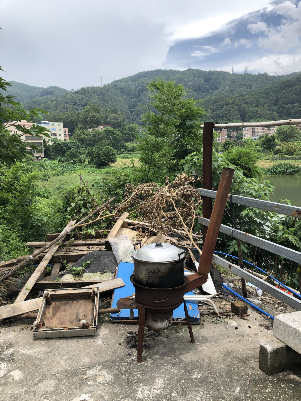 端午至,五毒醒,民间以黄红青白黑五色线饰以五瑞以驱之.