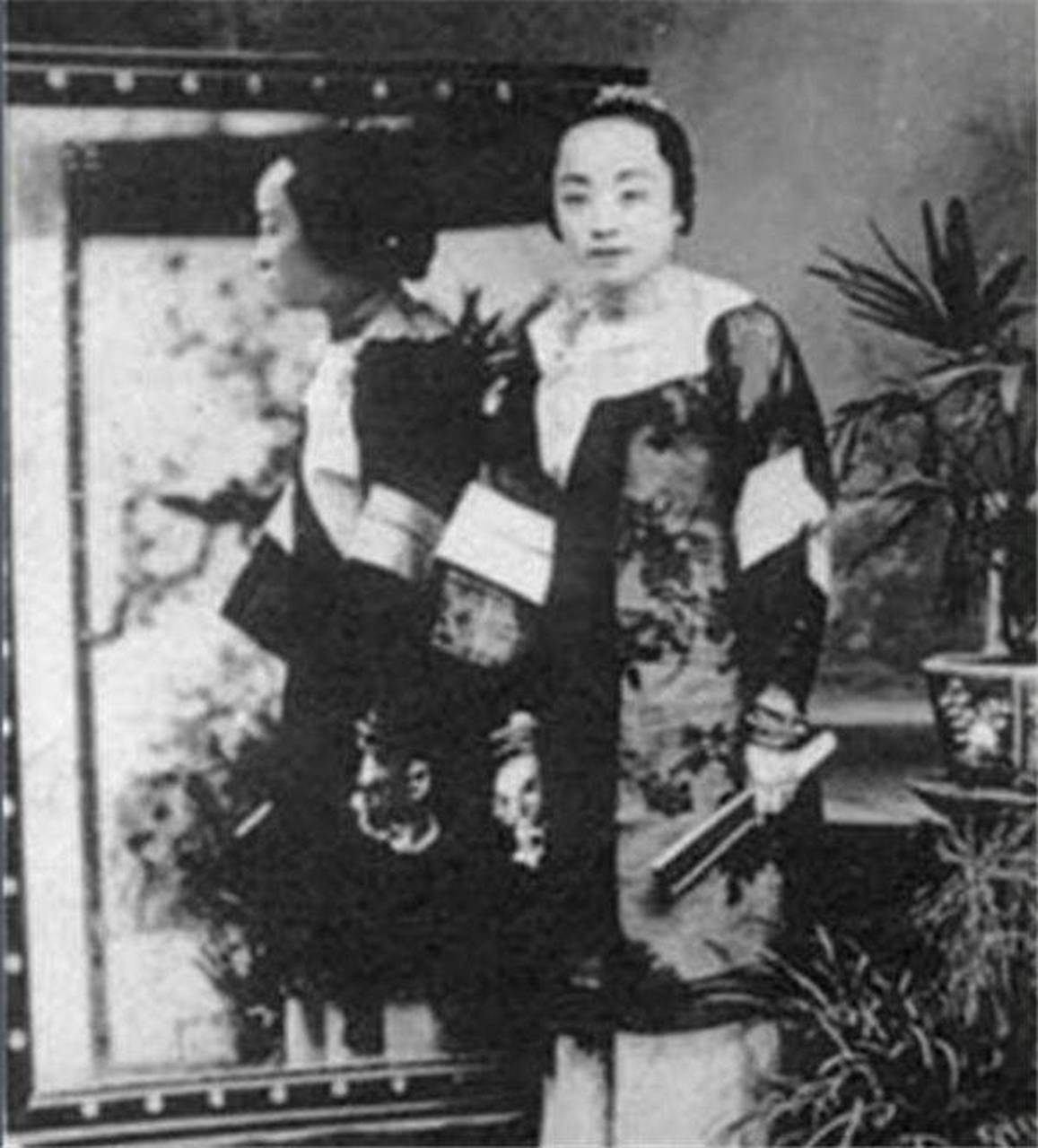 清末名妓赛金花的照片.