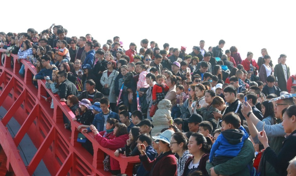 据说今年"五一"假期旅游人次有望突破2019年同期水平,达到2亿人次.