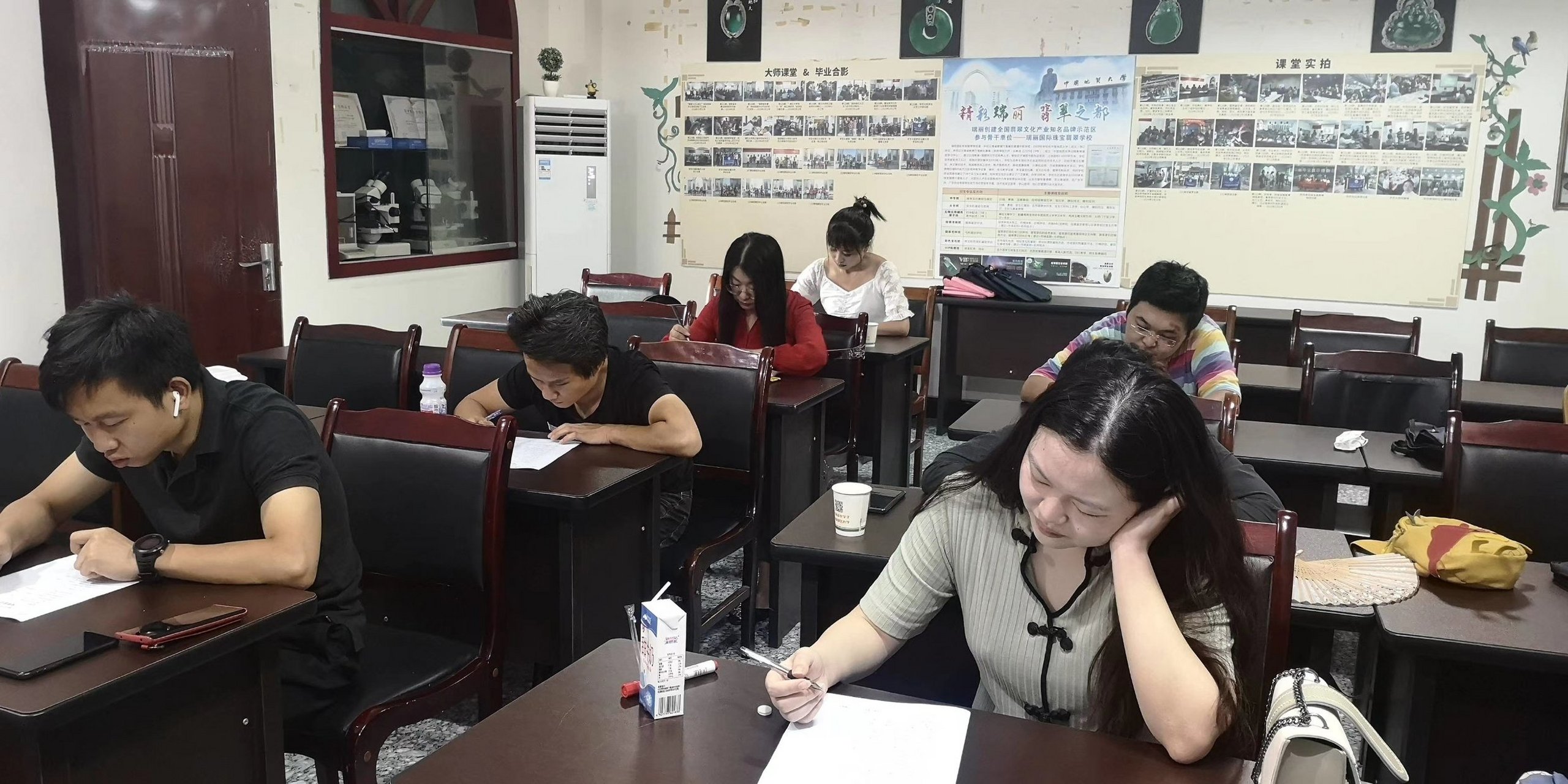 恭喜156期学员通过翡翠鉴定师考试顺利毕业!