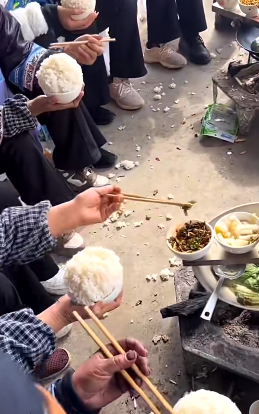 来乡下吃饭感觉就是不一样,主要盛情难却吖!