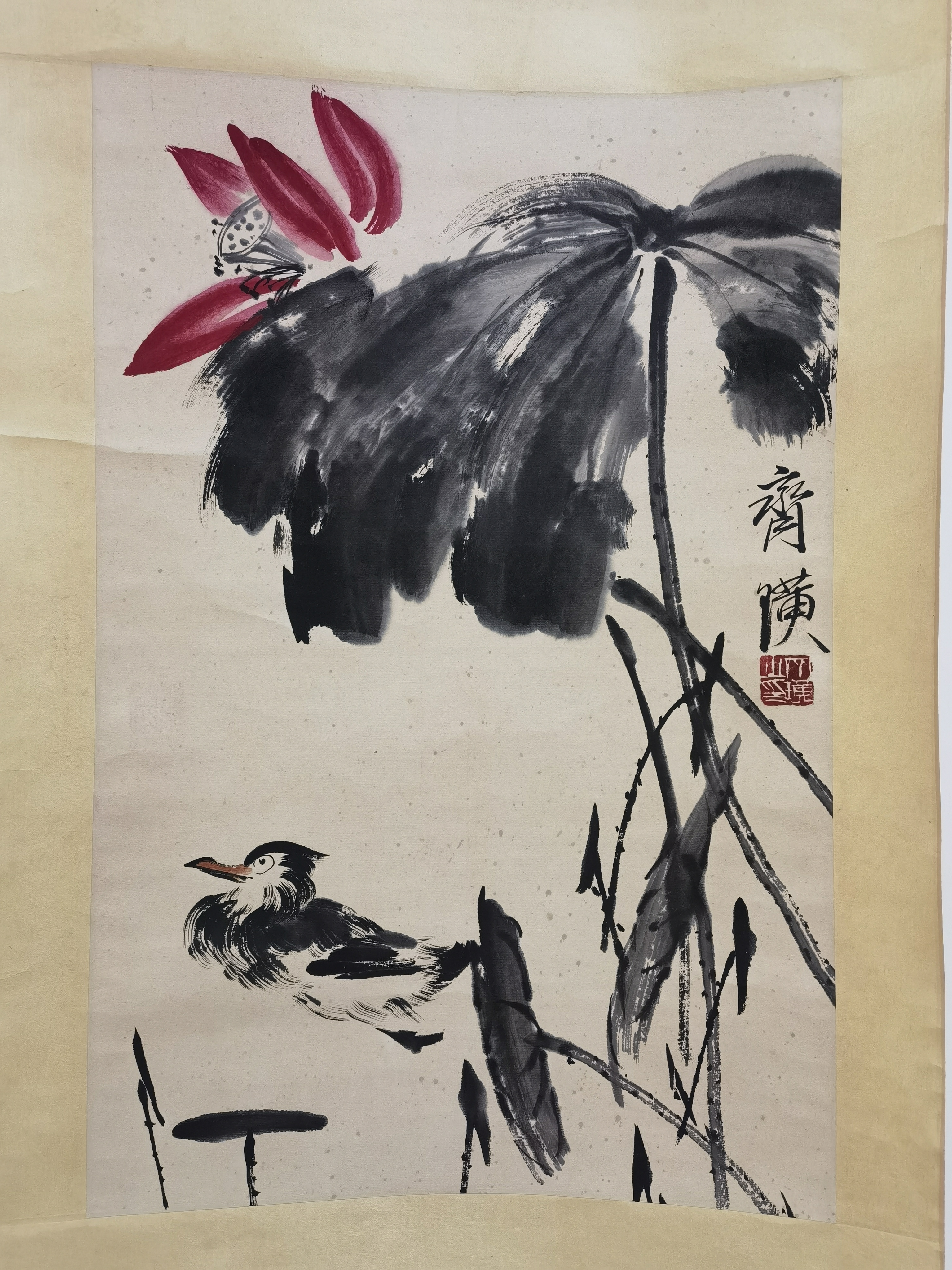 民国61齐白石【墨荷鸳鸯图】:画芯45x68cm,原装旧裱.