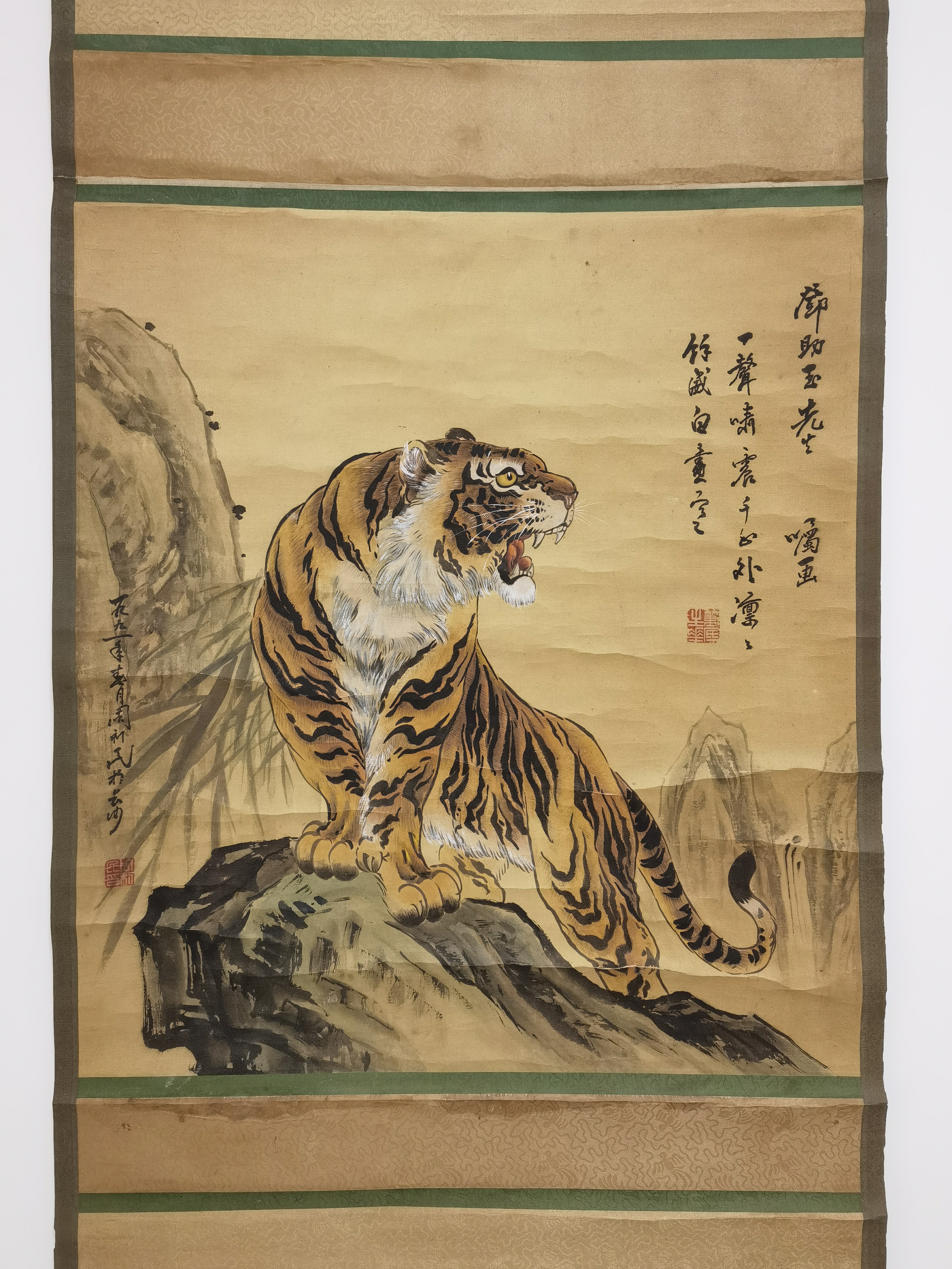 周利民字画纯手绘 绢本立轴画绢丝画 老画老裱 画得虎虎生威 品相一般