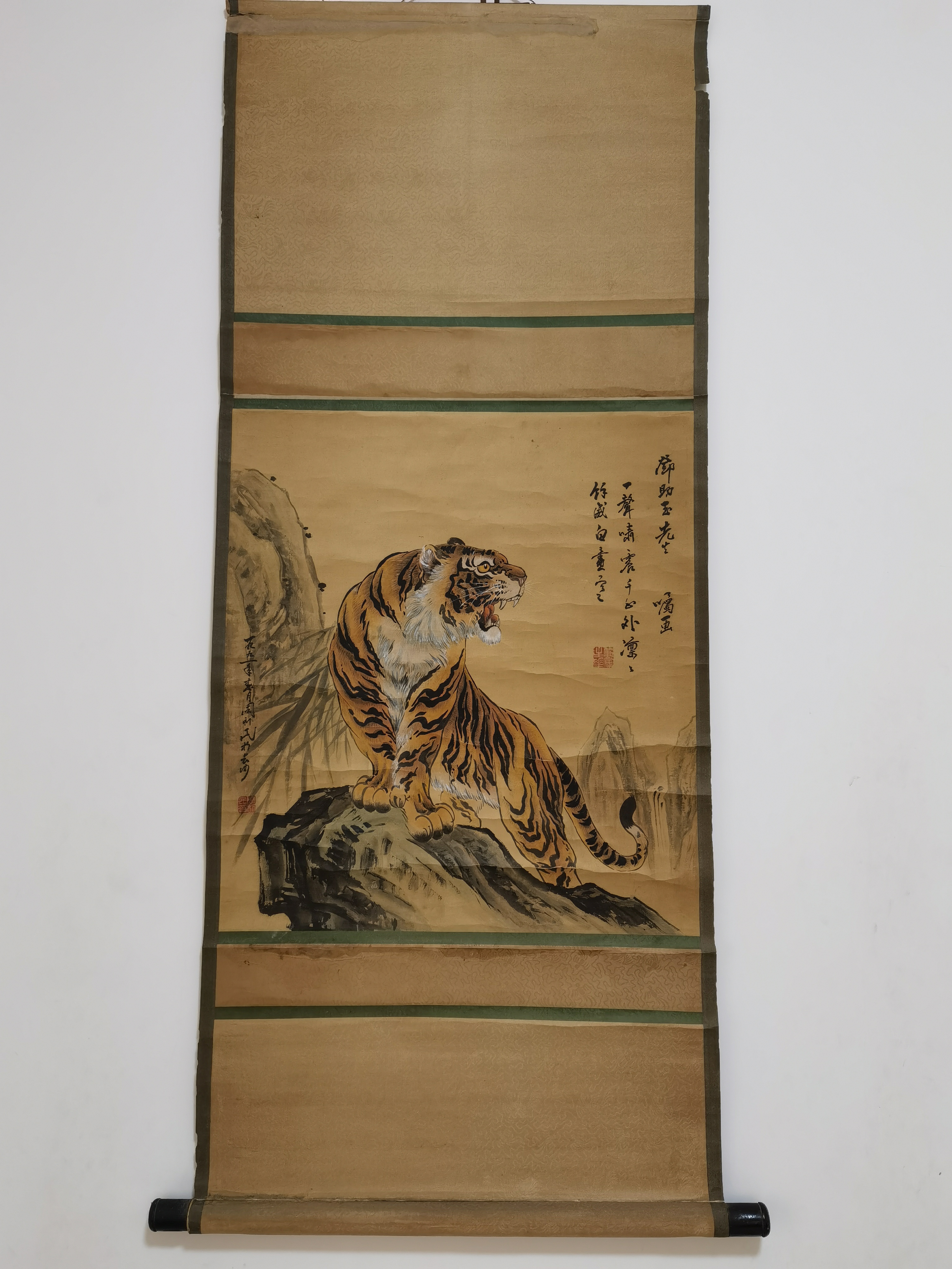 周利民字画纯手绘 绢本立轴画绢丝画 老画老裱 画得虎虎生威 品相一般