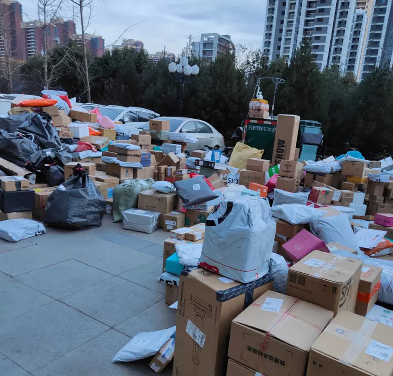 现在还有不爆仓的快递吗?外卖也一样.