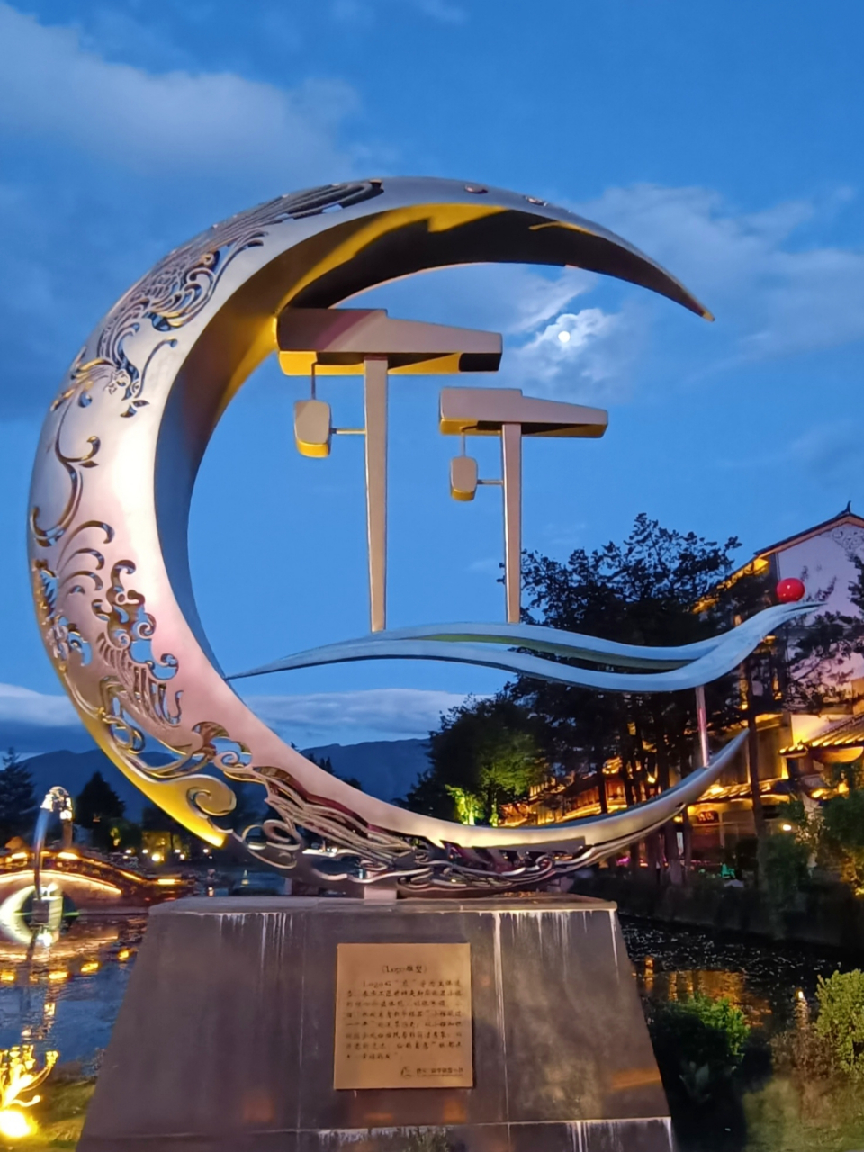 云南鹤庆的标志性雕塑及全银镇门牌坊在星光下显得更加庄重而神秘.