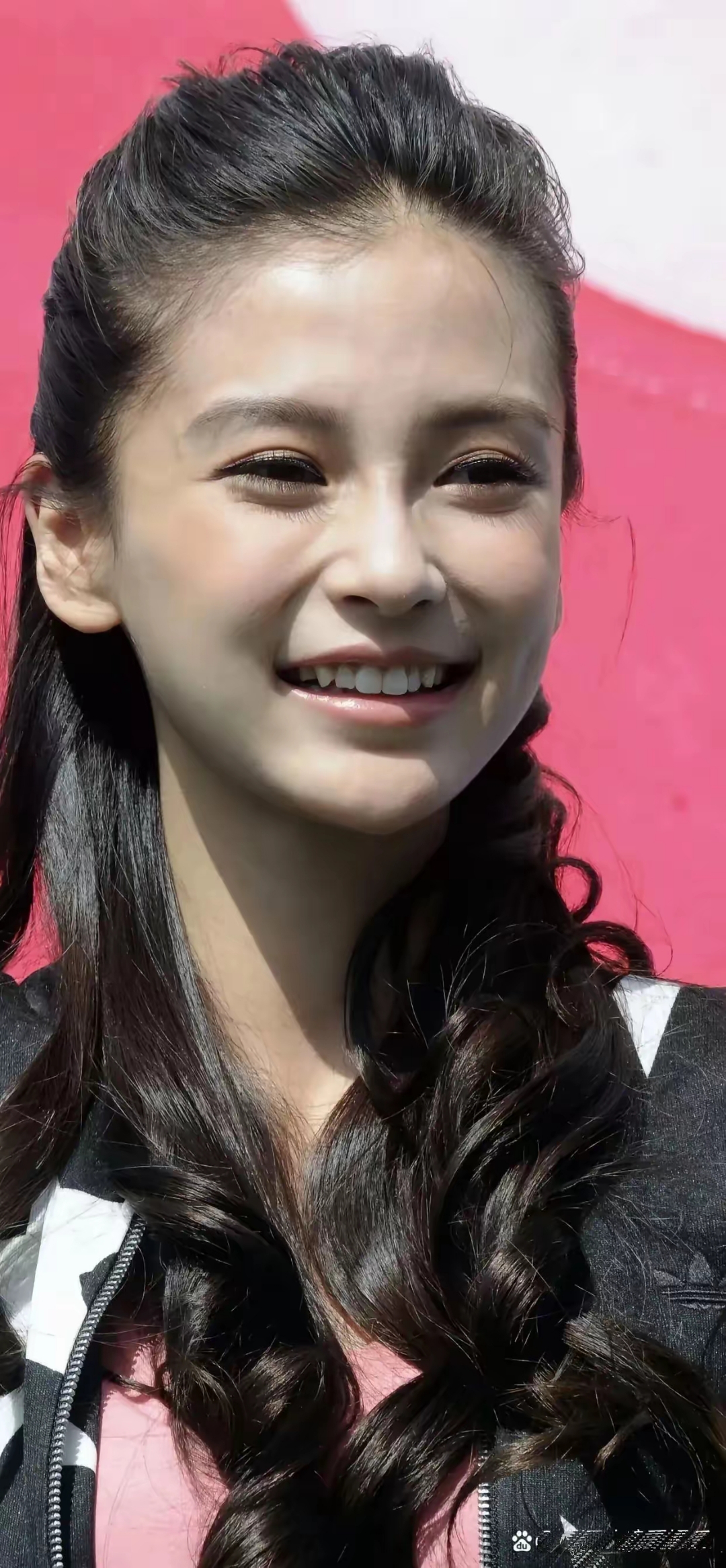 看看杨颖姑娘时候!还是一个单纯的女孩子!甜甜笑太治愈人了!
