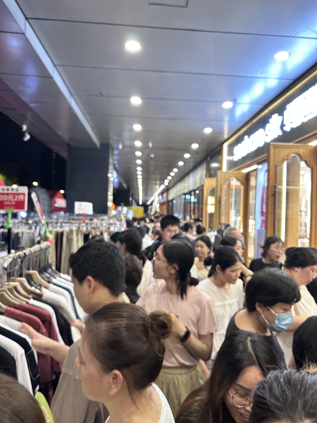 夜市逛街,人潮如织,目测都是年轻人,服装店门前水泄不通.