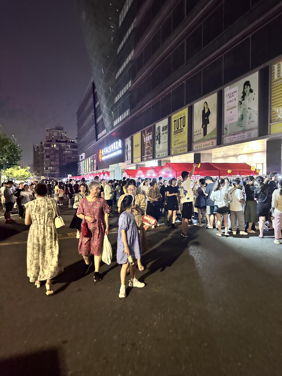 夜市逛街,人潮如织,目测都是年轻人,服装店门前水泄不通.