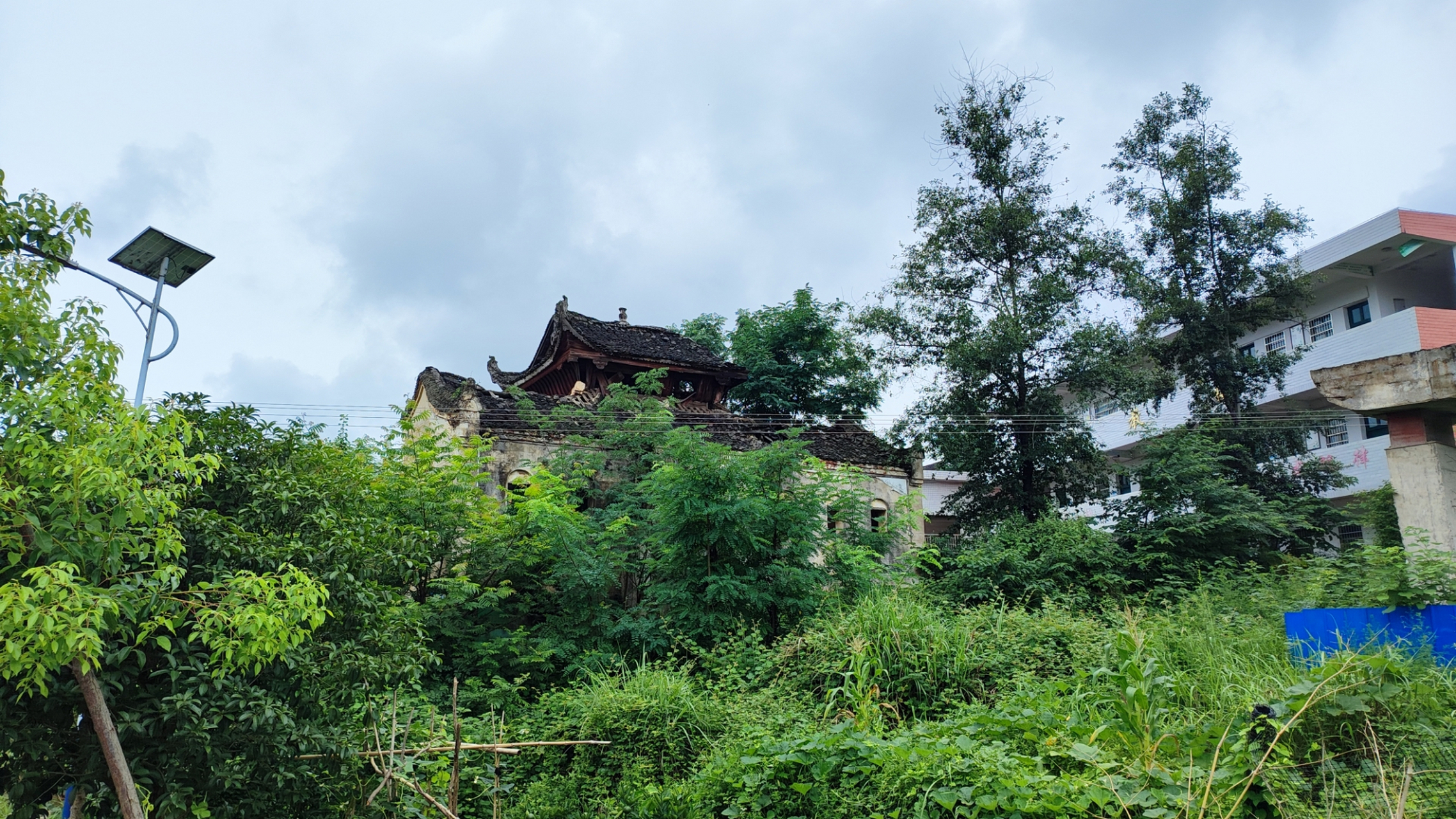 湖南省邵阳市新宁县三渡戏楼,位于新宁县金石镇白沙区三渡村西南.