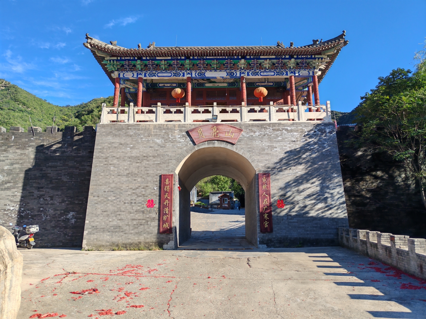 北京房山,月亮山景区,在地图上看,叫做"石花洞月亮山景区",实际是单独