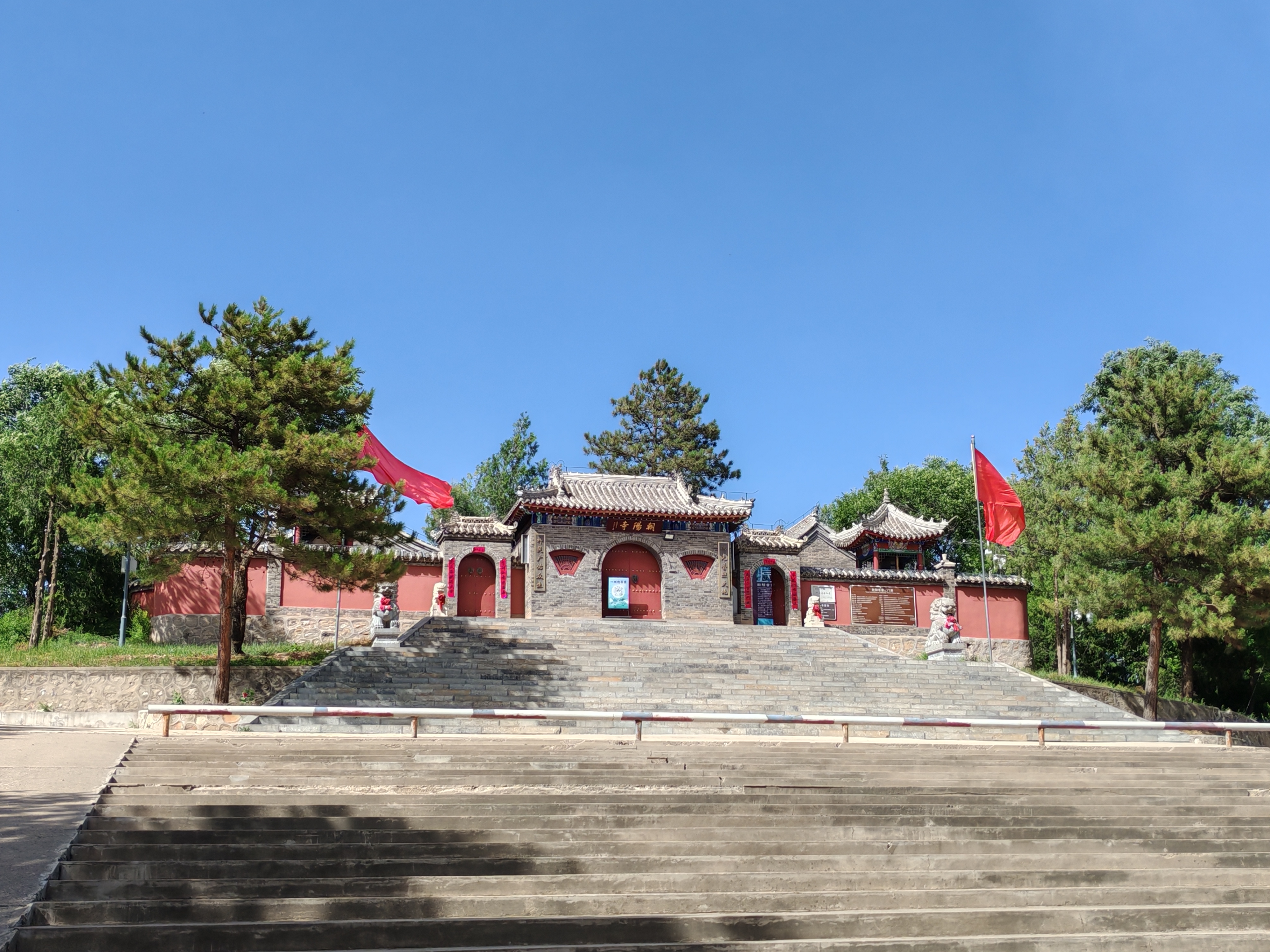 北京市延庆区千家店镇,百里画廊景区,有一座朝阳寺,全称是千家店朝阳