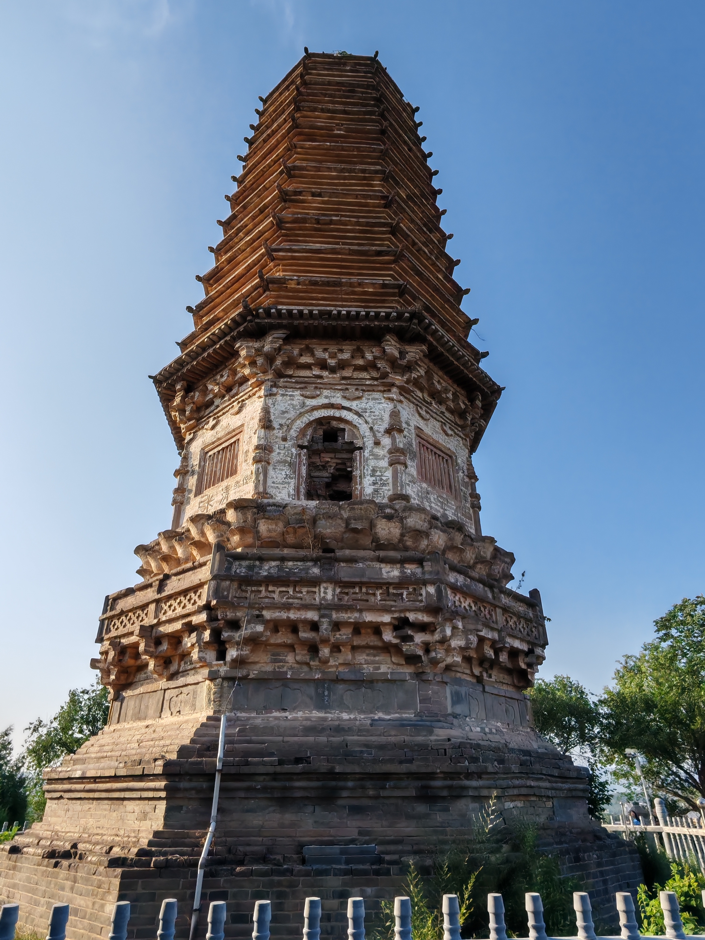 河北易县,城南有个荆轲公园,公园里有座荆轲山,山上有座荆轲塔,是座