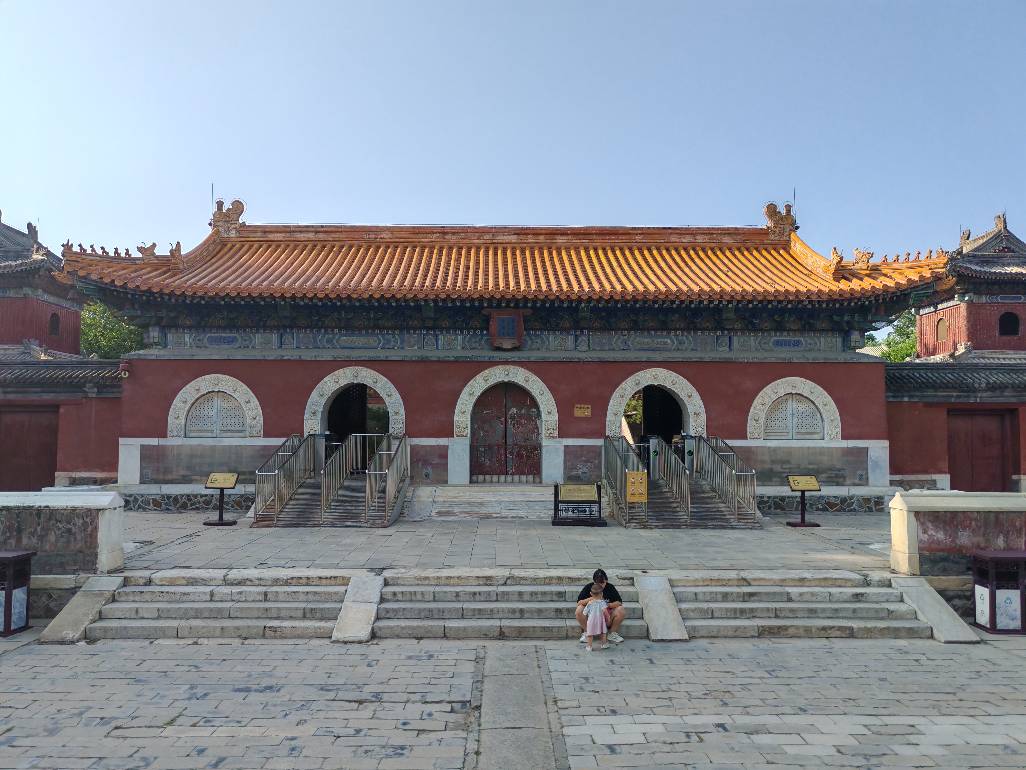 易县清西陵,有祭祀居住的行宫,有配套的皇家寺院——永福寺.