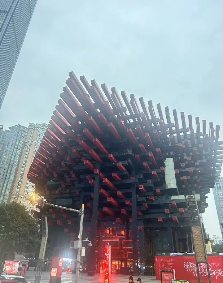 解放碑的又一个打卡地点,被重庆当地人叫做火锅签签的国泰剧院