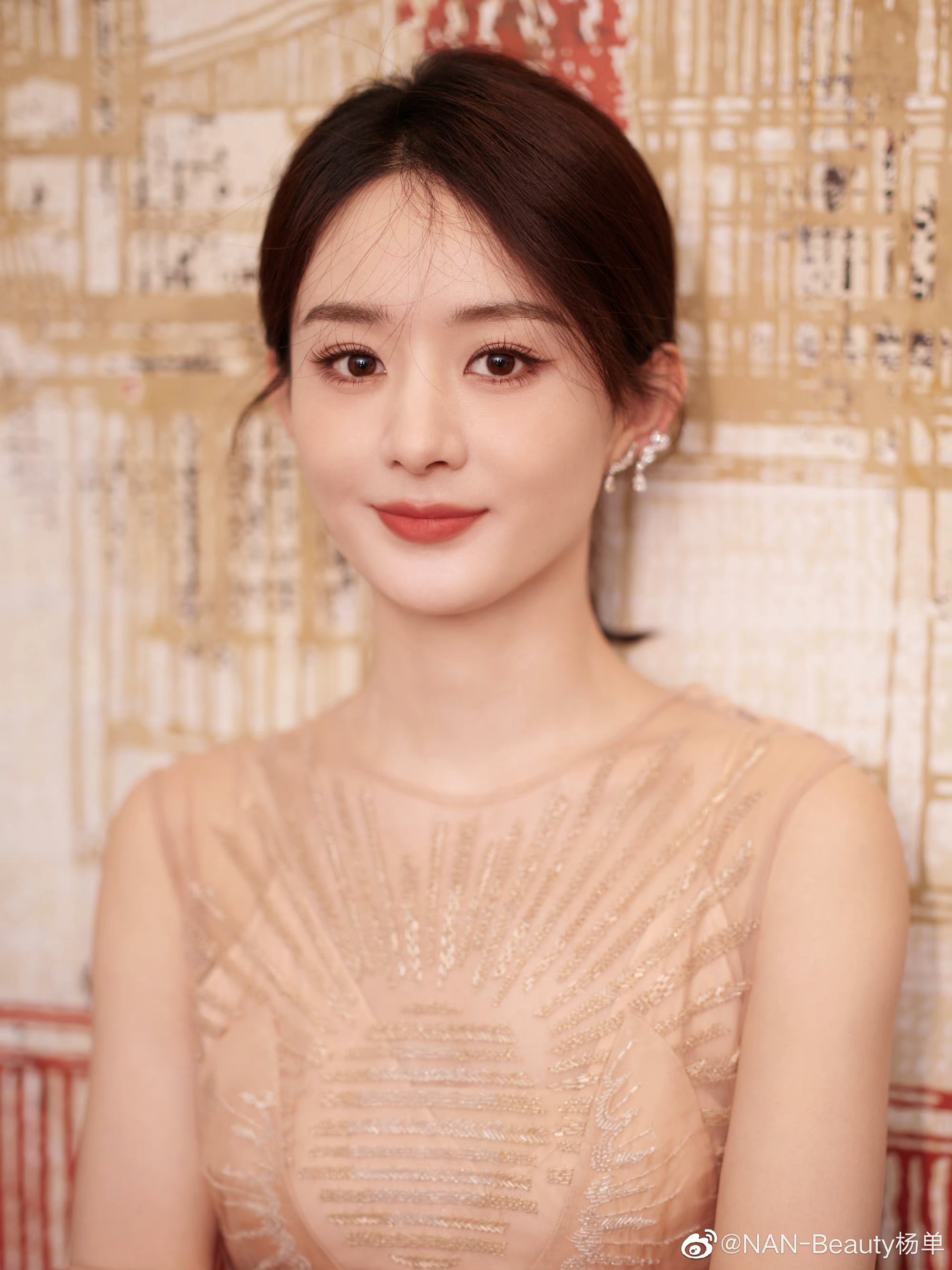 1,秦岚她现在主要营销费用就放在身材和冻龄上,只能说她的营销方向选