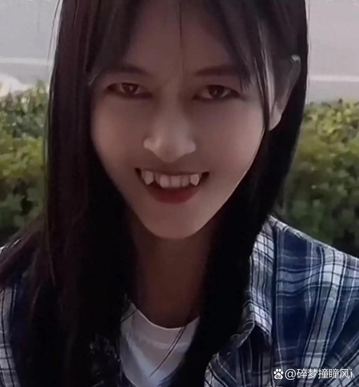 妹妹因为这两颗虎牙相亲相了五次了,每  每次一笑就把别人吓一大跳.