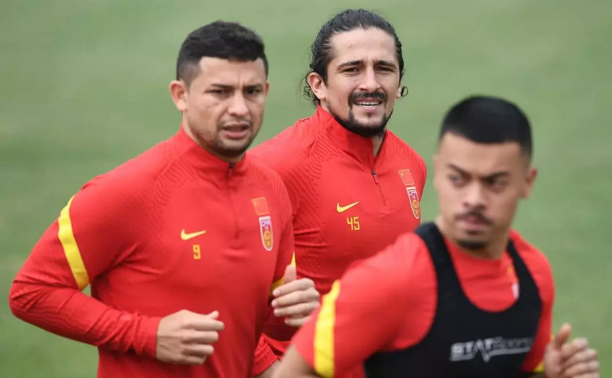 加拿大选手玛格丽特·麦克尼尔获得东京奥运会女子100米蝶泳金牌,她的