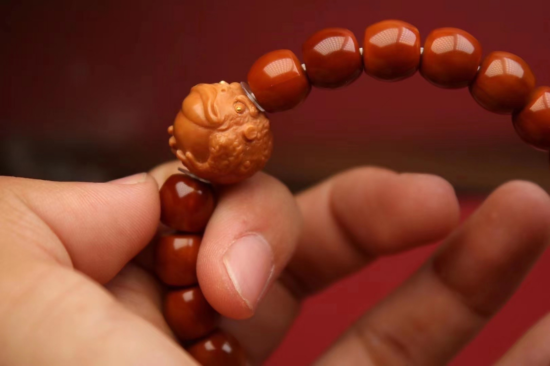 呆萌呆萌的猴头雕刻三足金蟾 镶嵌24k金眼.配串非常有意思 纯手工雕刻