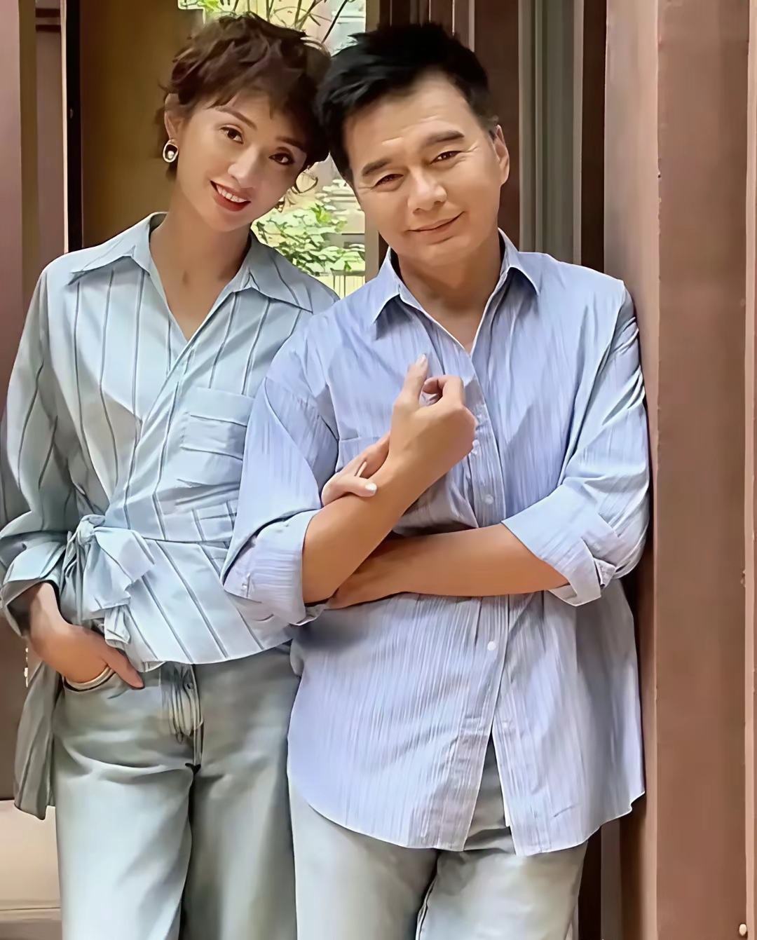 她举手投足间散发着独特魅力,优雅从容的姿态格外吸睛