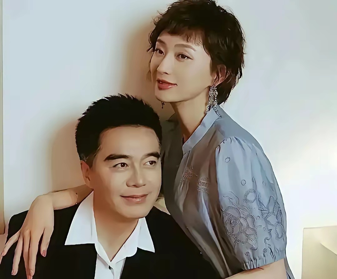 不少人觉得,比起许亚军的前妻何晴,张澍的气质更胜一筹,韵味十足,美得