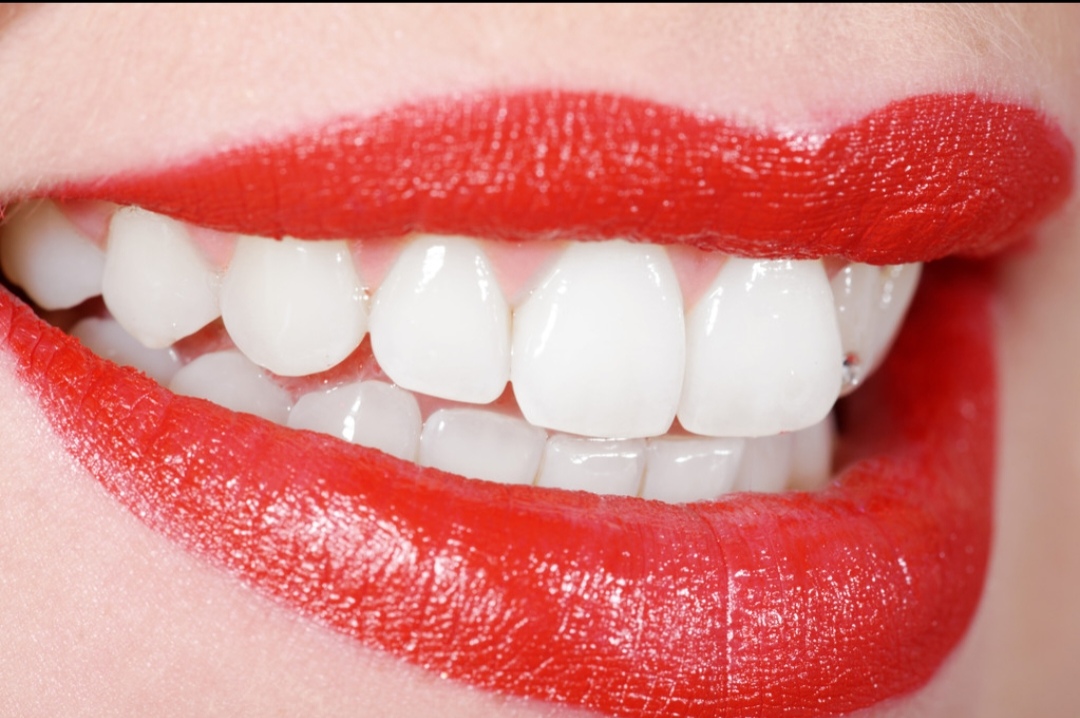 他露出一口排列整齐的牙齿,好像珍珠一般,美极了.