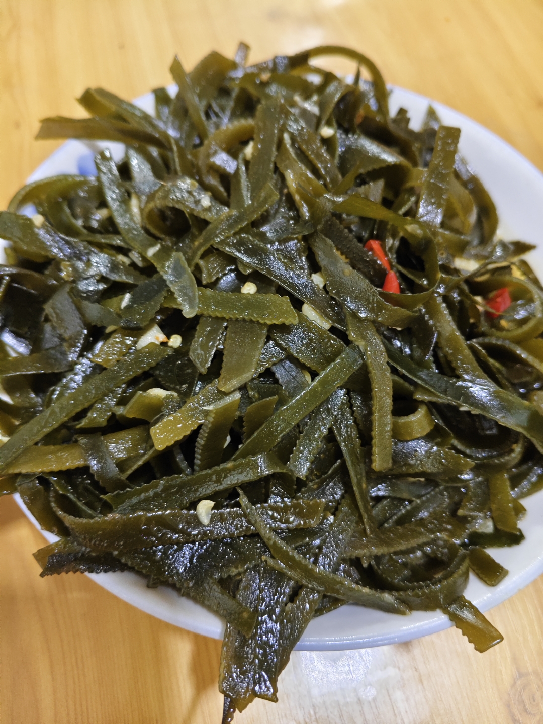 海带丝是我们沿海城市的人最常吃的一种海洋蔬菜,富含多种营养,馋仅