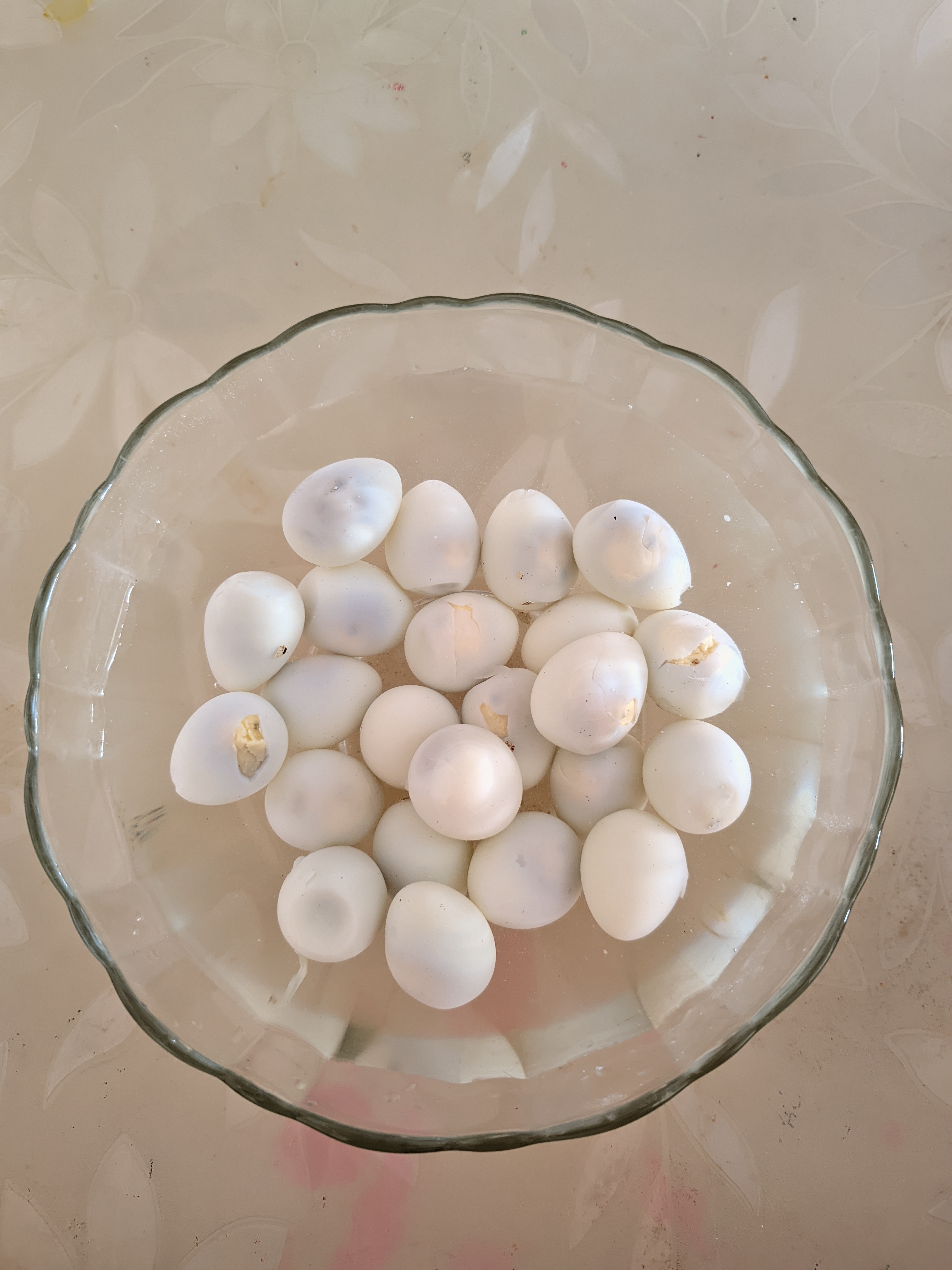 剥鹌鹑蛋,看似简单,实则是一场细腻耐心的较量