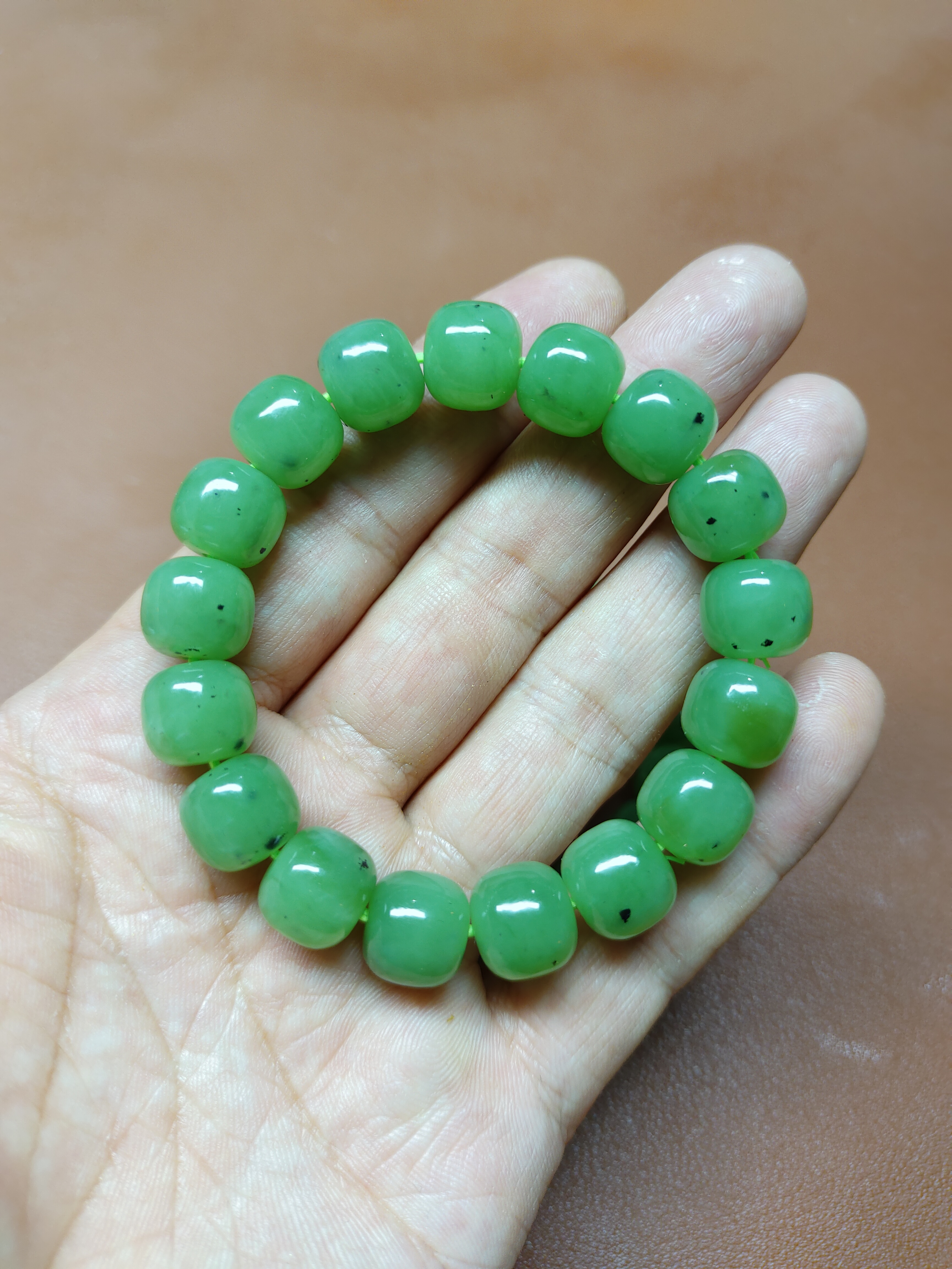 和田玉碧玉苹果绿手串,晶莹剔透,绿意盎然.
