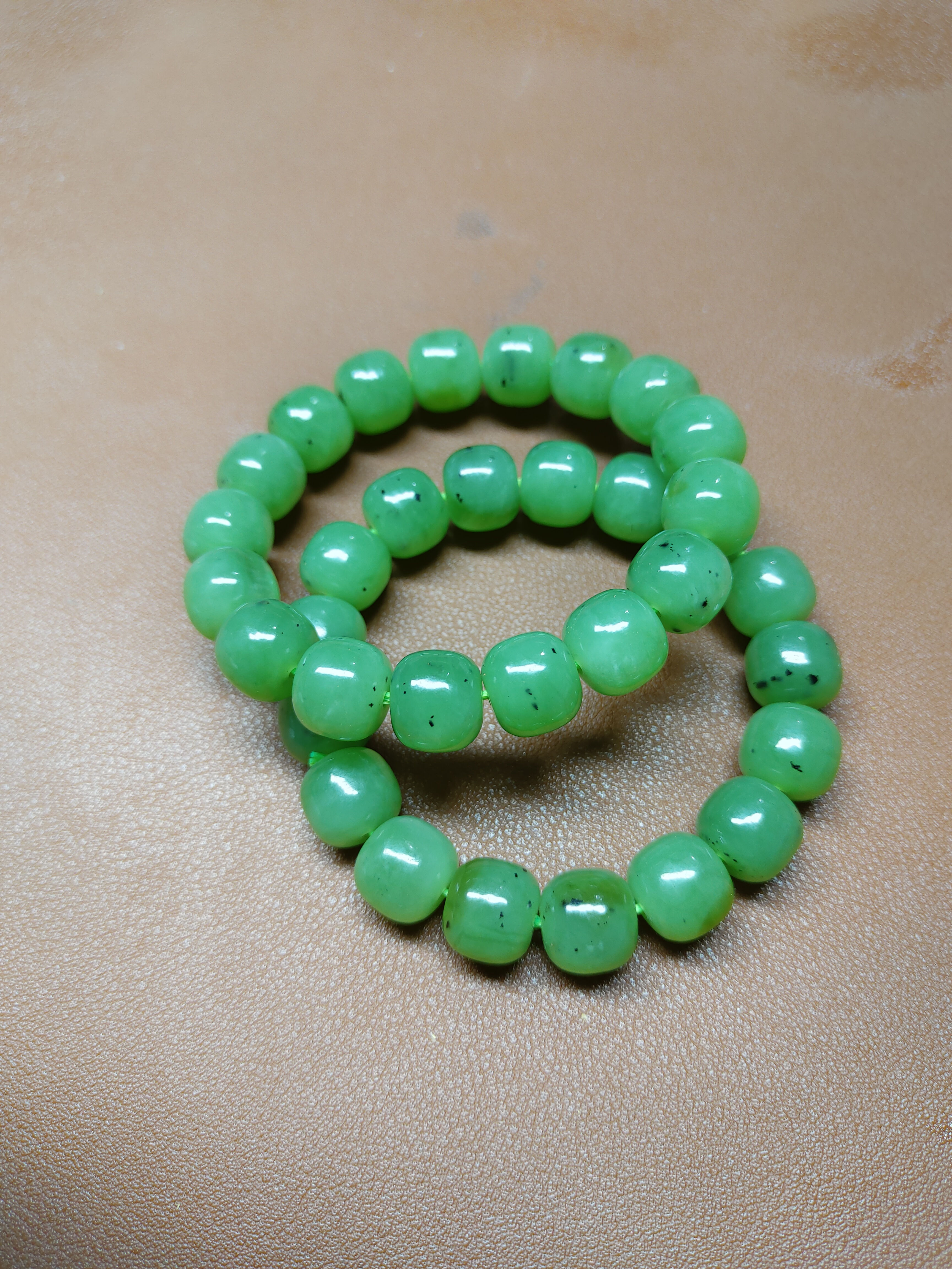 和田玉碧玉苹果绿手串,晶莹剔透,绿意盎然.