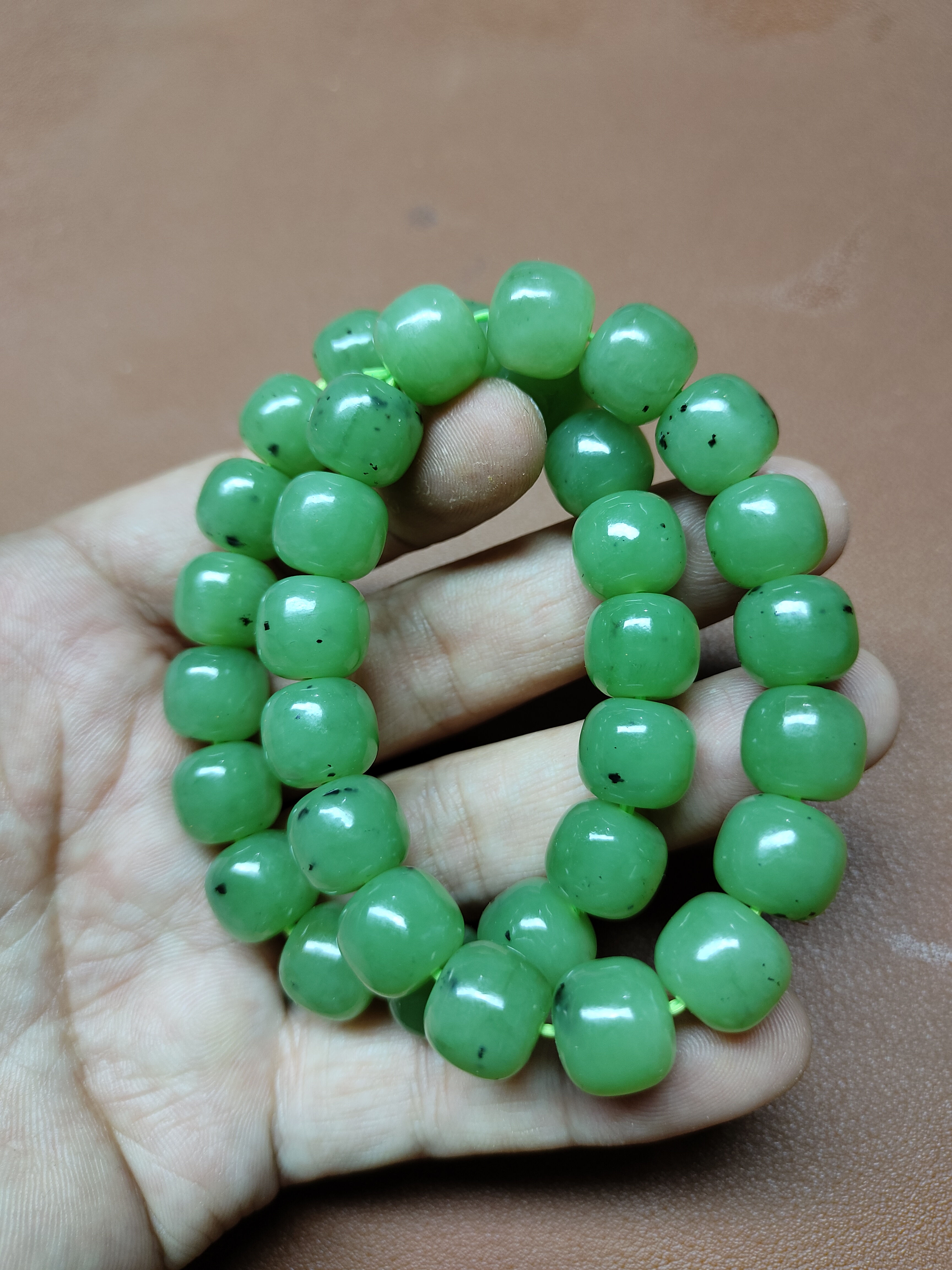 和田玉碧玉苹果绿手串,晶莹剔透,绿意盎然.