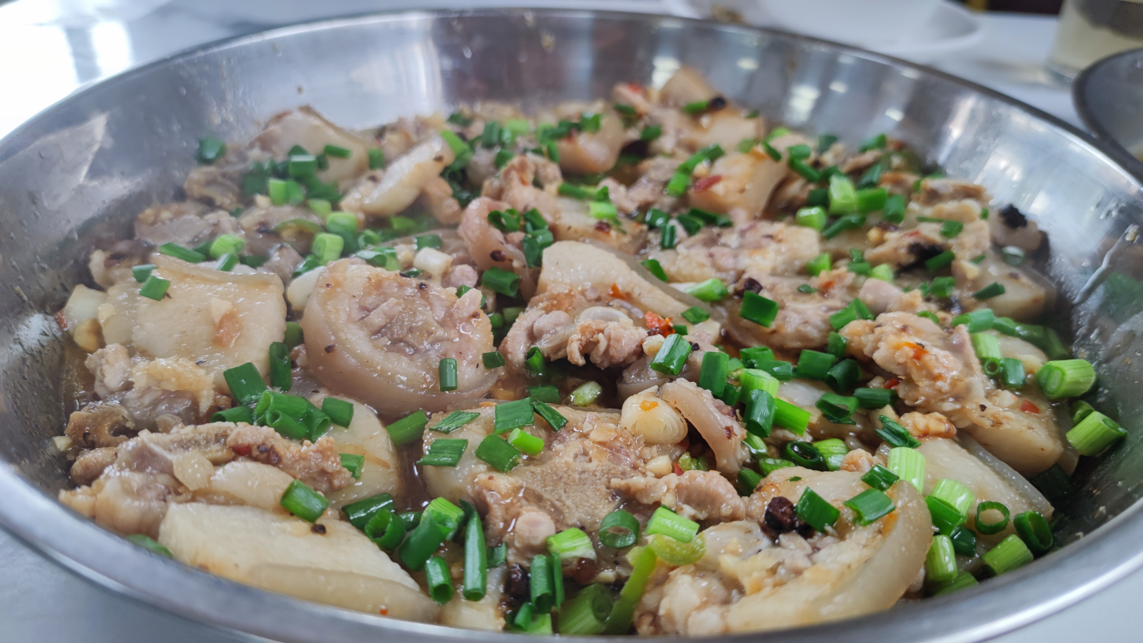 柴鱼皮焖胜瓜,豉汁蒸猪尾,中午饭就是这样解决,简单一点.