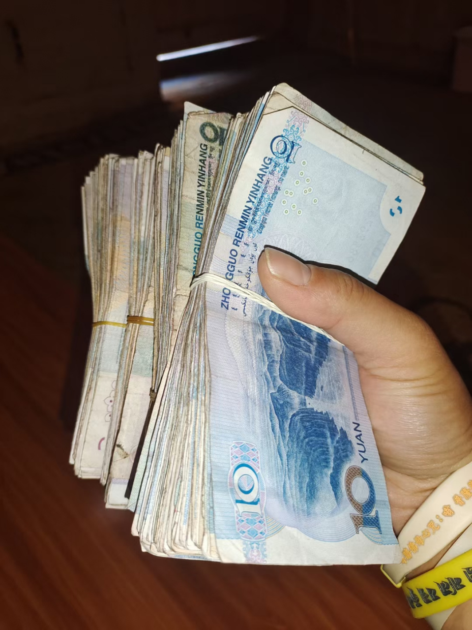 换好三千零钱,明天供僧,把零钱供养发到三四百位每一位僧人手上.