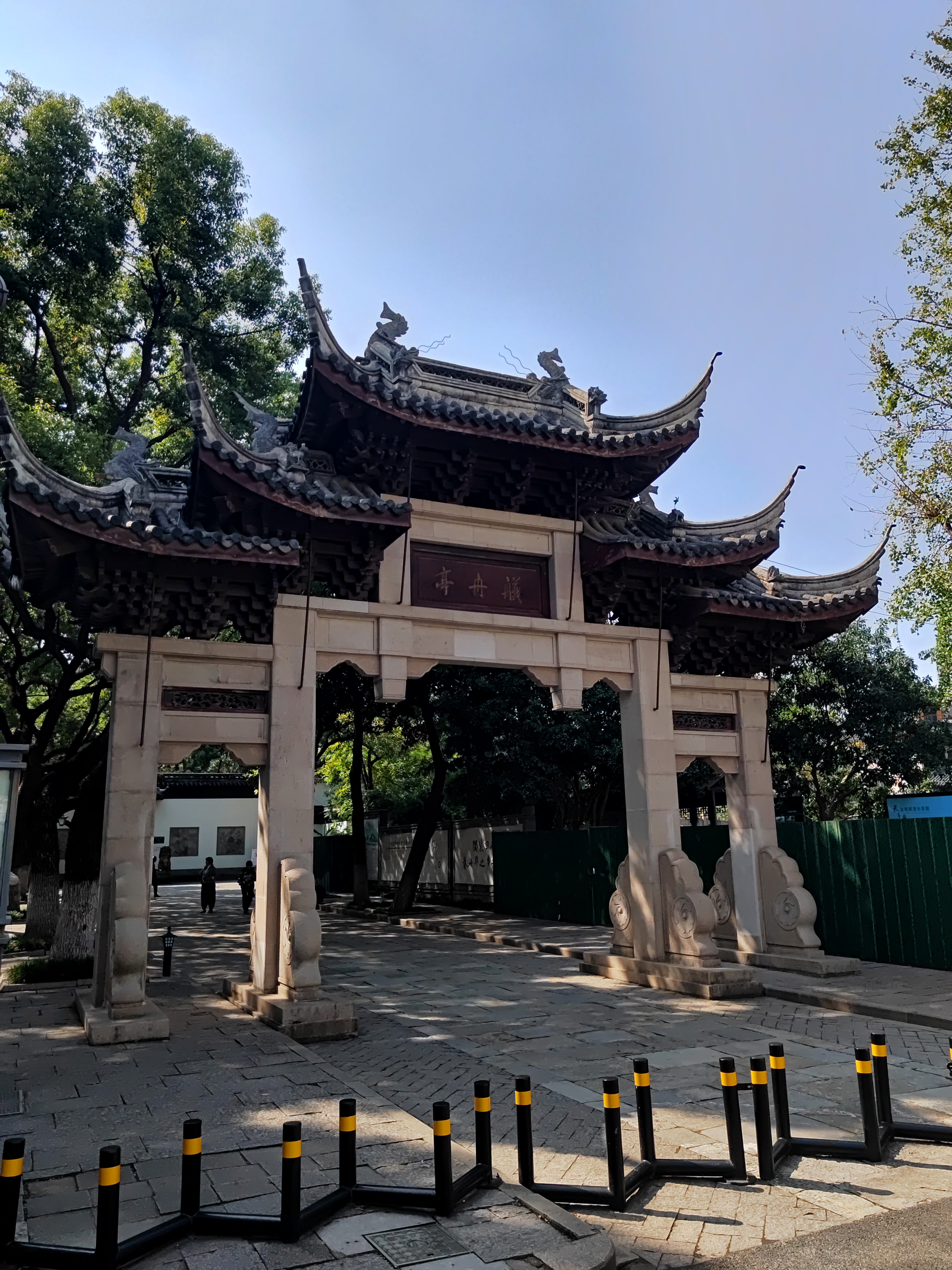 通过细致剖析东坡公园,藤花旧馆等代表性景点,清晰展现苏轼在常州的