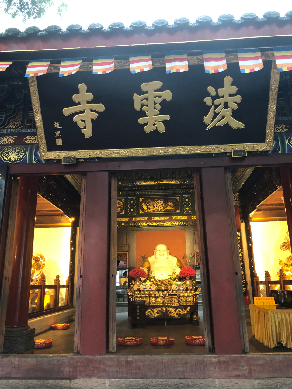 南佛位于四川省乐山市乐山大佛景区的凌云寺.