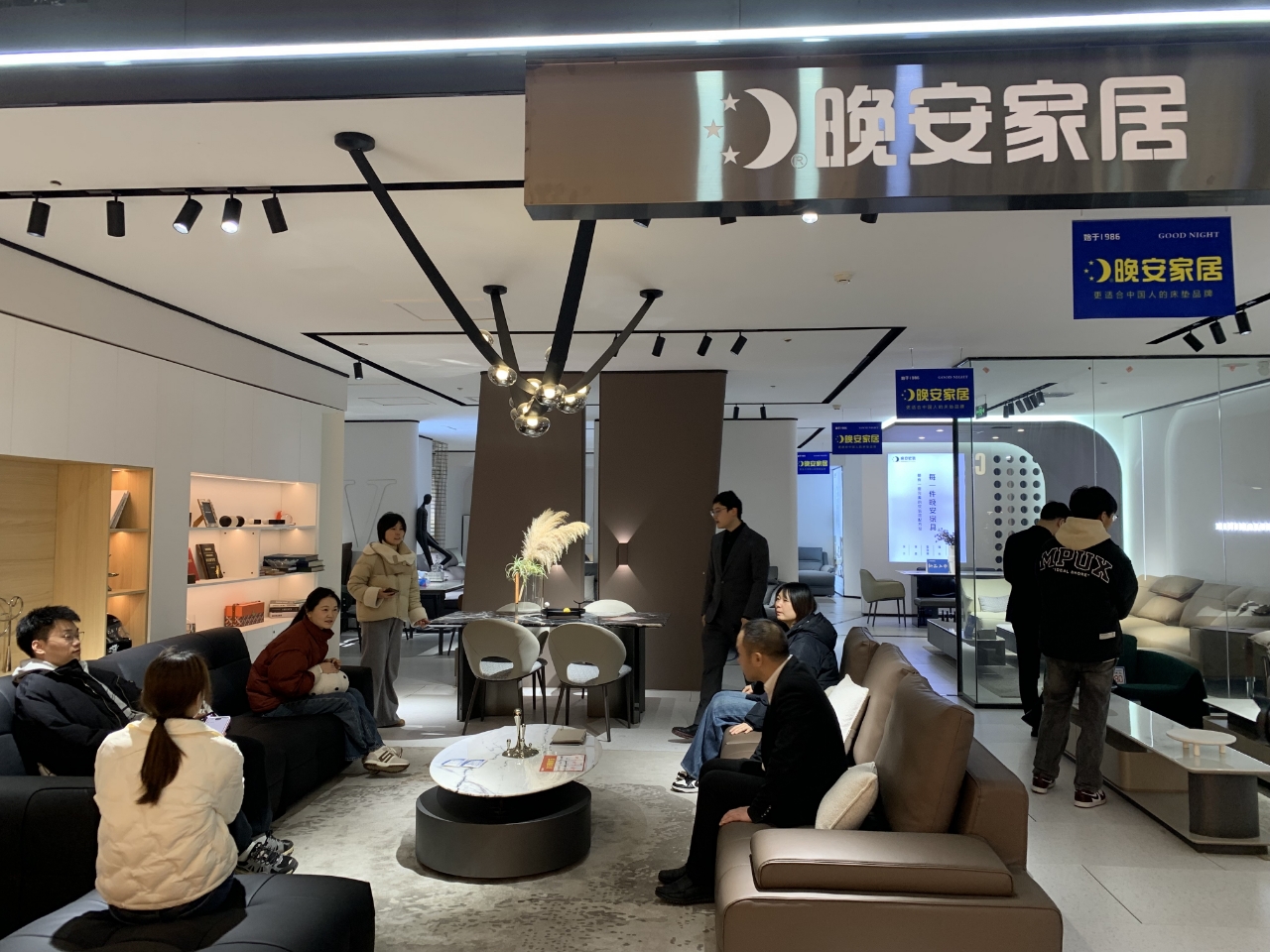 走进晚安家居门店,暖色调的陈列让人倍感温馨